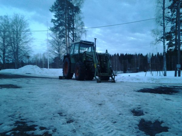 Fendt 310 farmer
Fentti heräs talviunilta. :D
