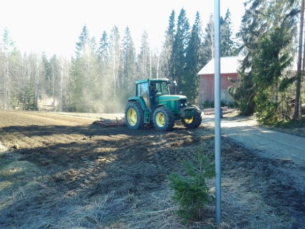 Perunamaan äestystä
John Deere 6800
