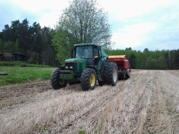 Kylvöä
John Deere 6800 ja Vm sk300.
