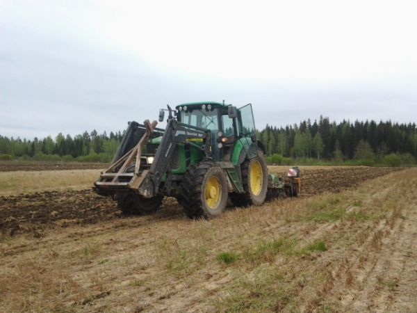 Muokkaamista
John Deere 6930 ja Amazone Catros 3001.
