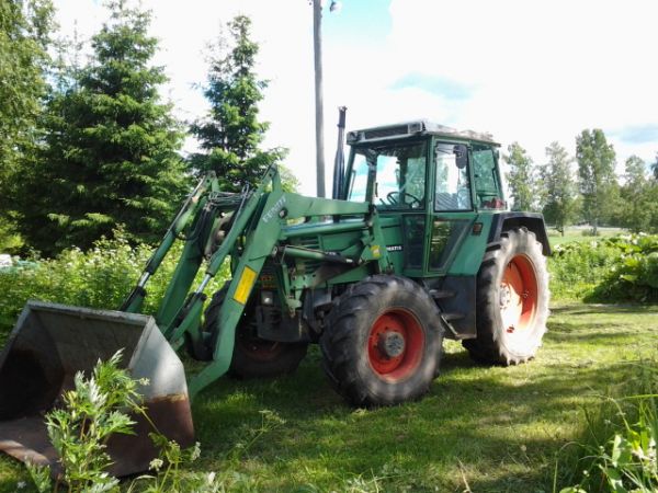 Fendt 310 farmer.
Kokkoon kasailtiin tavaraa. Tossa vaiheessa kauha ol tosin viel tyhjänä.
