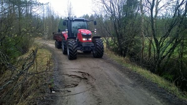 Matka katkes särkyneeseen ojarumpuun
Matka keskeytyi kun peltotien rumpu oli särkynyt.
Avainsanat: MF 7616 massey-ferguson kevät