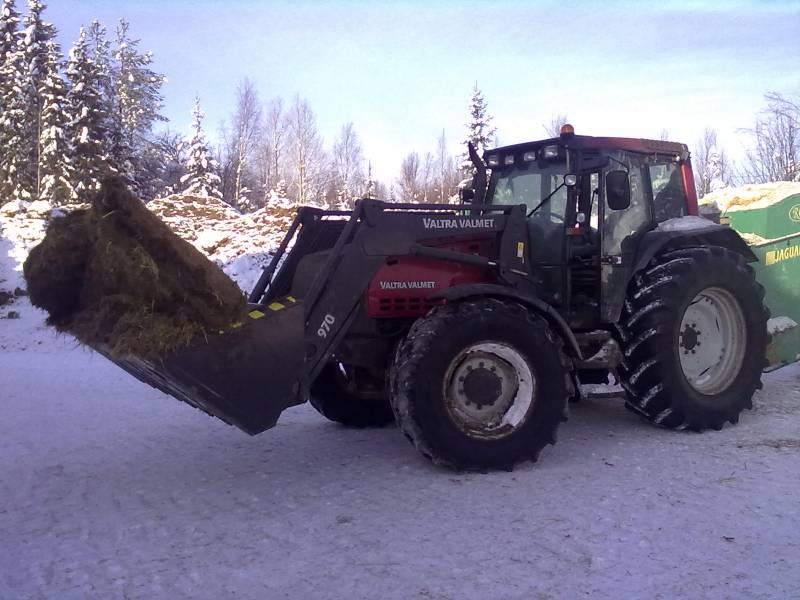 8350 & Jaguari
Lantakäytävän tyhjentämistä.Talvella tuppaa jäätymään paikat.Entinen vallu kuvassa.Olisi voinut tuo jaguaari palaa valmetin sijasta.
Avainsanat: 8350