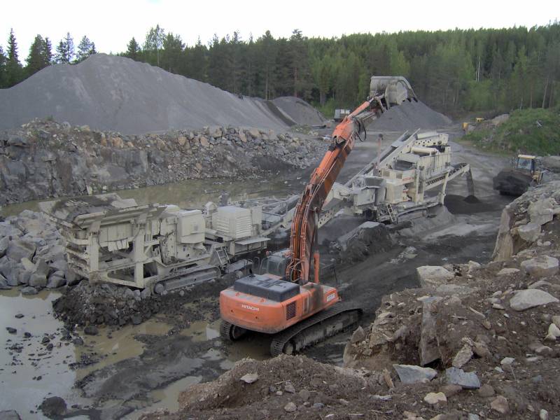 LT 110 -95 remontin jälkeen toinen työmaa.
Hitachi 460 LCH 2004 syöttökone.
