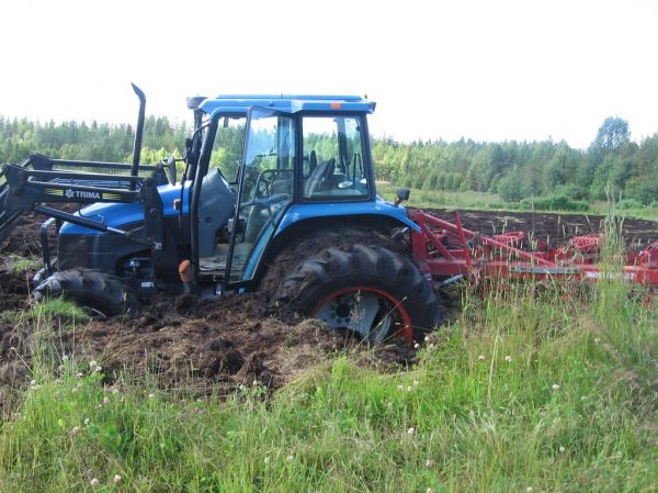 Nh ts100 ja 4 siipinen agrolux
oli pellot pehmeitä
