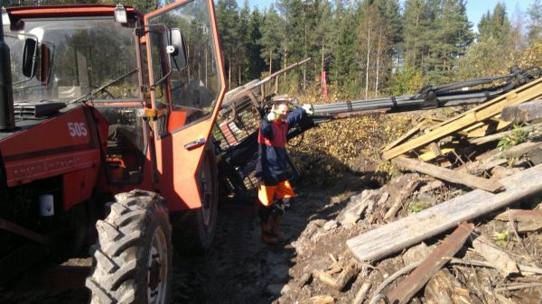 Kuorman purkua
Tällästä tänään koulussa,... Eli tukijalat unohtu laittaa ja näinhän siinä kävi.
Avainsanat: Valmet 505 Tukkikärry