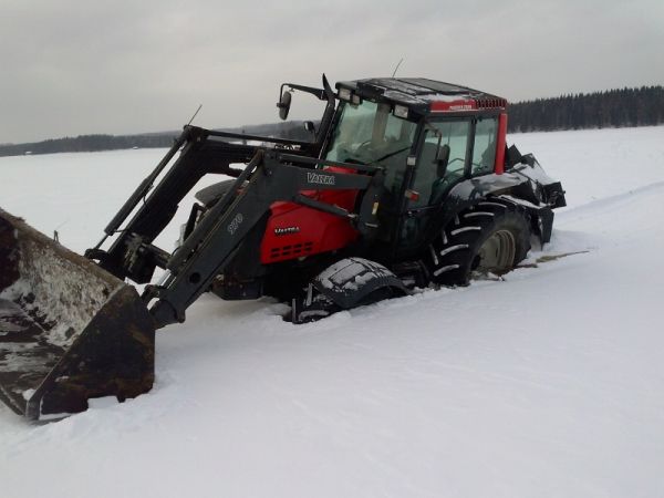 Valmetin upotus
Jääradan aukaisu puuhissa
Avainsanat: Valtra 6850 Jäissä Upotus linkoamista