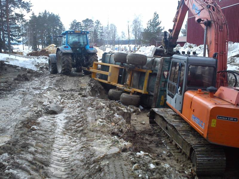 Rehusiilon kaivamista.
Multiva meni vähä kylelleen rehusiiloa kaivaessa. Valtra T160 vetojuhtana.
Avainsanat: multiva valtra T160