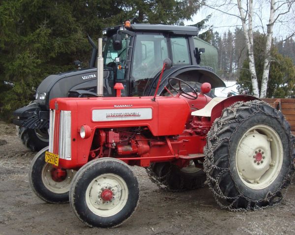 Isompi ja pienempi
Valtra N101 ja McCormick B-414. Alkukeväältä
