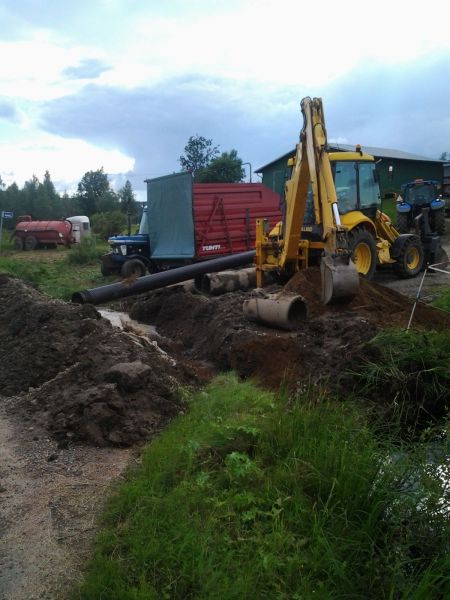 New Holland LB110 
Liittymään rumpuputken vaihto
