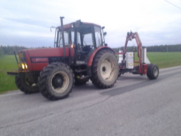 Zetor 9540, Vicon kääriä
Ensimmäistä kertaa tuli Zetorilla ajettua ja ihan asialliselta koneelta vaikutti.
