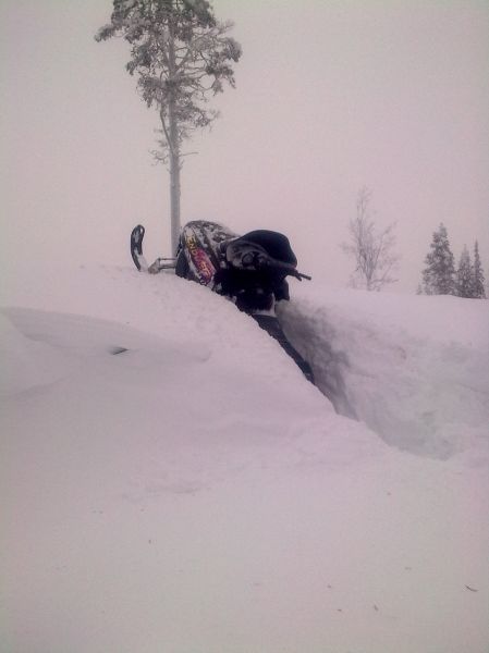 Lynx Enduro 700, lunta pari metriä.
Mukavasti oli hakkuuaukelta puhaltanu lumet kurun pohjalle.
