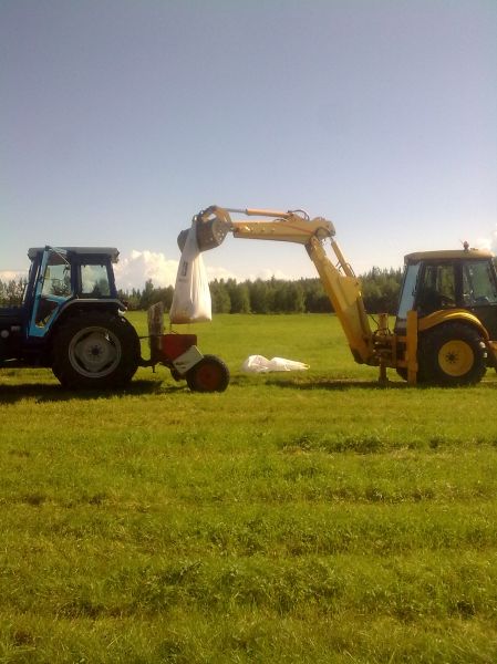 Apulannan Kylvössä
Ford 7810, Elho3500 ja New Holland LB110
