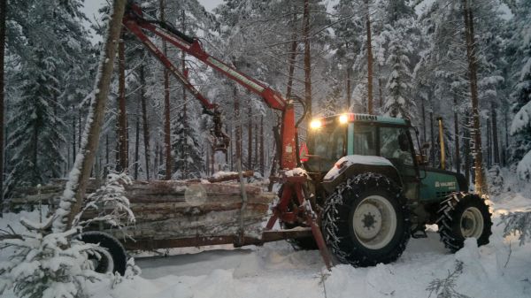 Mehtätöitä.
Puunajoo.
Valmet 6100 ja hakki 29.

Avainsanat: valmet hakki