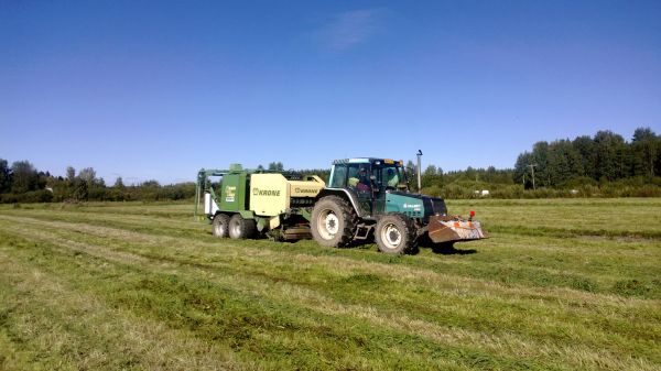 Paalausta 2013
Valmet 6100 ja krone 1500 combipack.
Avainsanat: valmet krone paalaus