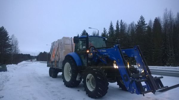 Purun ajoa
NH t5.95, trima 3.1 ja tuhti.
Avainsanat: new holland trima tuhti