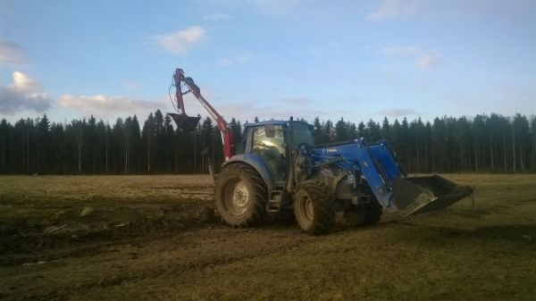 NH
Ojanpäätä aukasemassa.
Tulipahan tuota ojankaivuu varustettakin käytettyä ensimmäistä kertaa.
Avainsanat: new holland hakki