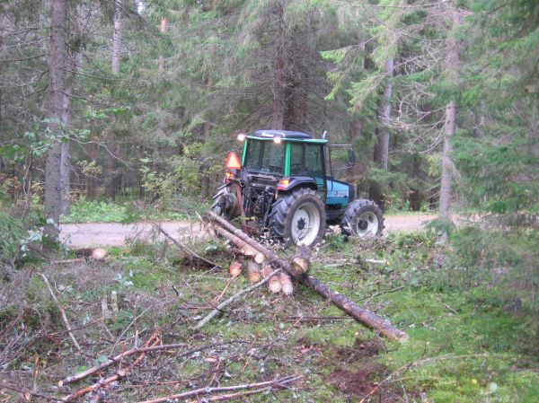 Valmet 865 ja vanha omavalmiste vinssi
Kuivaspuita vinssaamassa polttopuiksi
Avainsanat: Valmet 865 vinssi polttopuu kuivaspuu