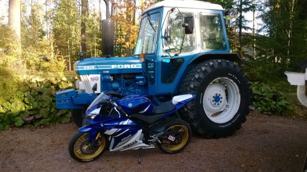 Siniset
Yzäri ja taustalla Foordsoni
Avainsanat: Ford 5610 Yamaha YZF-R125