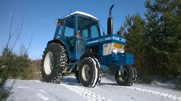 Foordi kevätauringossa
Taustalla menee valtakunnan päärata.
Avainsanat: Ford 5610