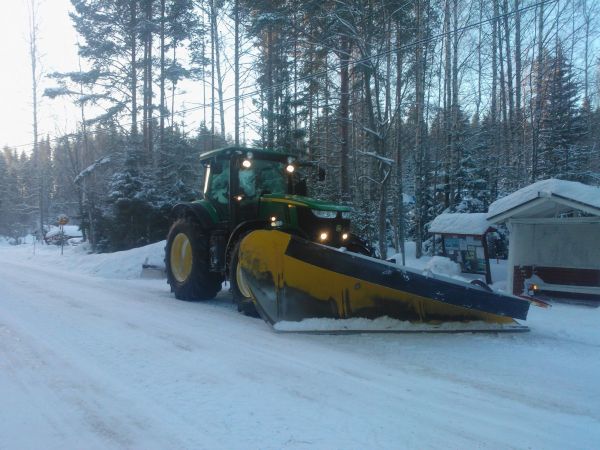 Aurauslenkillä
JD 7280r Am teho keulalla ja Polanneterä perässä
Avainsanat: John deere AM polanneterä jontikka