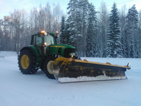 Aurauskalustoa
7530 AP ja soukkion maantieaura
Avainsanat: JD deere soukkio