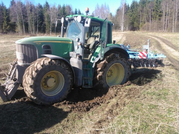 Harjottelija sössi
Harjuri löys pehmeetä.
Avainsanat: JD jumissa kiinni