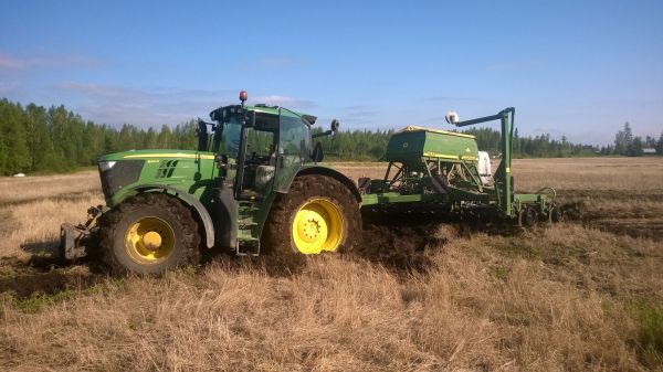 Siihen istui..
Mutta onneksi jäi kevään ainoaksi upotukseksi kylvökoneen kanssa. Pari tuntia meni sit näppärästi kuokan ja toisen traktorin kanssa vetämällä.
Avainsanat: Upotus