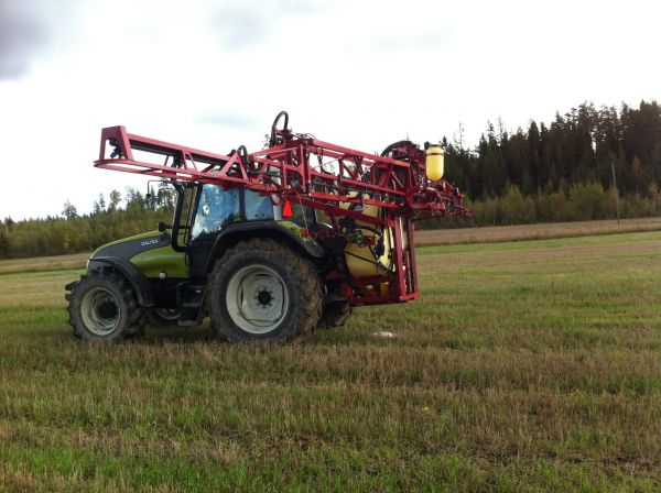 Ruiskutuksia 2011
Valtra T140 ja Hardi mega 15 
Avainsanat: hardi valtra t140