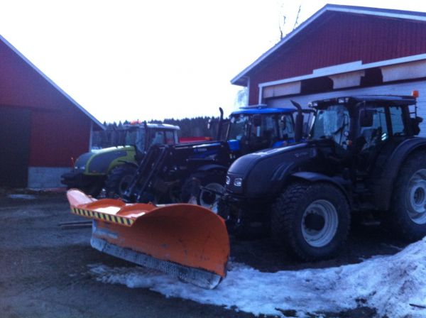 valtra 202d New Holland TM175 ja Valtra T140
koneet rivissä.
Avainsanat: valtra nh 175 direct t140