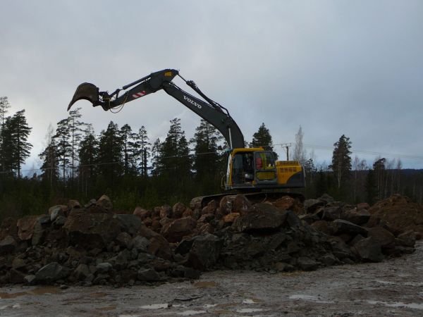 Kivi hommaa. Volvo  EC210BLC
