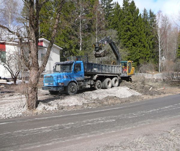 Volvo EC140BLC ja Scania T113H
Vanhuksen kuormausta
