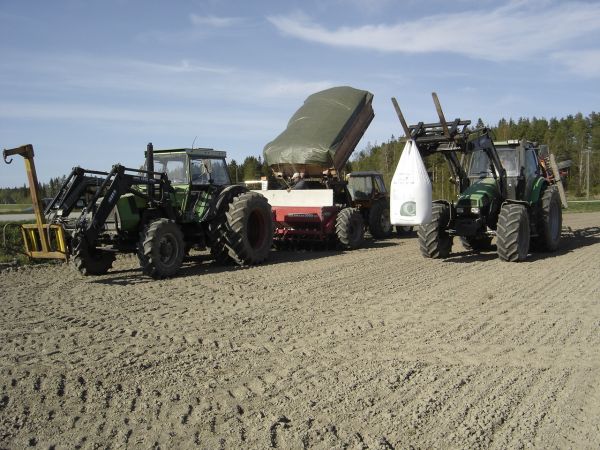 kylvöjä 2008
deutz-fahr dx 120 ja junkkari 2500
deutz-fahr agrotron 120 mk3 ja potila master 6000 h
takana valmet 602t ja velsa kakstasokärry
Avainsanat: valmet deutz-fahr deutz junkkari potila kylvö