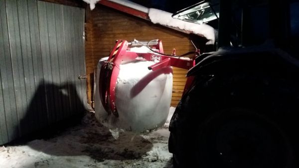 Valtra a95 ja sami
Köyhän miehen paalipihit
Avainsanat: sami juontokoura valtra a95