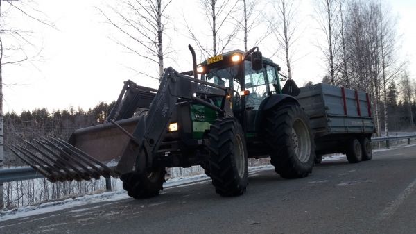 Valtra a95 ja vankkurit
Avainsanat: Valtra tuhti