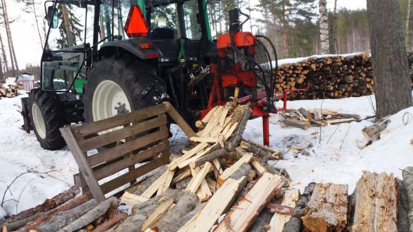 Pilkkeen tekoa
Tuli polttopuita naputeltua joutessaan tehä.
Onko jollain tietoa minkälaisella venttiilillä tuon sylinterin sais tekemään jatkuvaa edes takas liikettä automaattisesti? 
Ja tiedetään että siitä työturvallisuus kärsii ja on jopa laiton silloin.
Avainsanat: valmet halkokone puusavotta