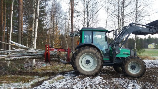 Puunajoa
Pellon reunan raivausta ja rankojen ajoa kotio.
Avainsanat: Sami valtra juontokoura