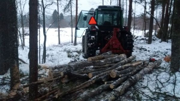 Vinssailua
Juontokouralle töiden kalastelua.
Avainsanat: Valtra a95 vinssi