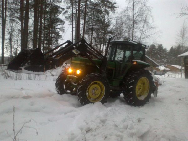 Linkoamista Jontikalla
Piti lähteä lumihommia vaihteeksi taas tekemään.
Avainsanat: John deere, 3040, esko, linko, lumi,auraus