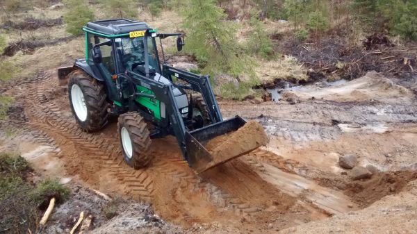 valtra a95 maan kuormauksessa
Montulta maanajoa tullut nyt puuhastelua. Jd 3040 vaihtu tämmöseen pikkuvalluun alkutalvesta. :D
Avainsanat: valtra a95 maanajo