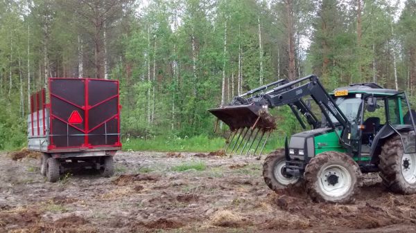 viimeiset paskanajot ja levitykset
Joutu vielä yhen paskakuorman ajamaan lantalan siivouksen yhteydessä. Kärrissä jo itsetekemä rehuvarustus kiinni.
Avainsanat: valtra a95 tuhti