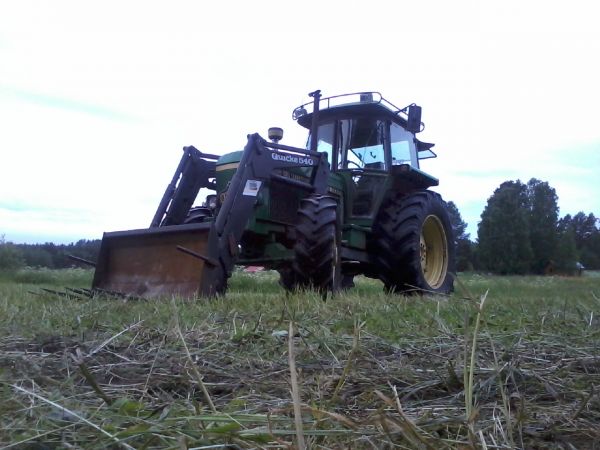 Rehun levittely kalusto.
Avainsanat: John Deere jontikka 3040 ålö quicke