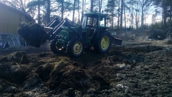 Siivoilua
Tuli laitumen vanhaa syöttöpaikkaa siivoiltua ja tasattua heinänsiementä varten. 
Avainsanat: John deere 3040, laidun, quicke, rehu, kevät