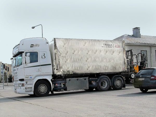 Scania R
Trans Kivimäen mukana kulkevalla trukilla varustettu pullokaasun jakeluun tarkoitettu  vaihtokuormatilainen jakoauto Agan ajossa.
Avainsanat: Scania TransKivimäki Aga