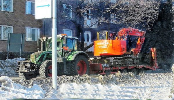 Fendt 714 + Hitachi Zaxis
Maanrakennus Maijala Pirkkala
telakonetta siirtämässä
Avainsanat: Fendt Hitachi