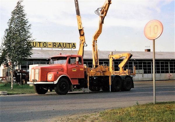 Scania 110
 Coma nostureiden mainosauto Auto-Rauta Sjögrenin pihassa Nekalassa

Avainsanat: Coma Scania