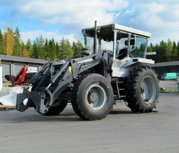 Valtra 1112-4
Valtran alkuperäinen keltainen väri vaihtunut valkoiseen. 
Avainsanat: Valtra