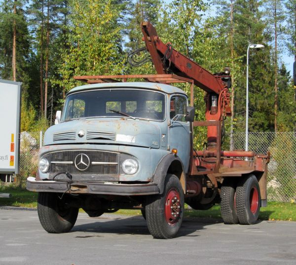 Mercedes-Benz 1413 4x4 kuormaaja
Ei taida moni sivuston käyttäjistä muistaa aikaa, kun tällasilla erillisillä nosturiautoilla urakoitsijat lastas tukkirekkoja, joissa ei ollut omaa kuormainta. 
Avainsanat: Mercedes-Benz