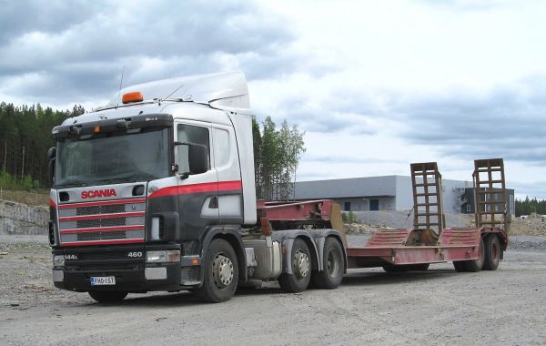 Scania 144L  460
Välitelinen nelossarjalainen vanhemman lavetin vetäjänä
Avainsanat: Scania 