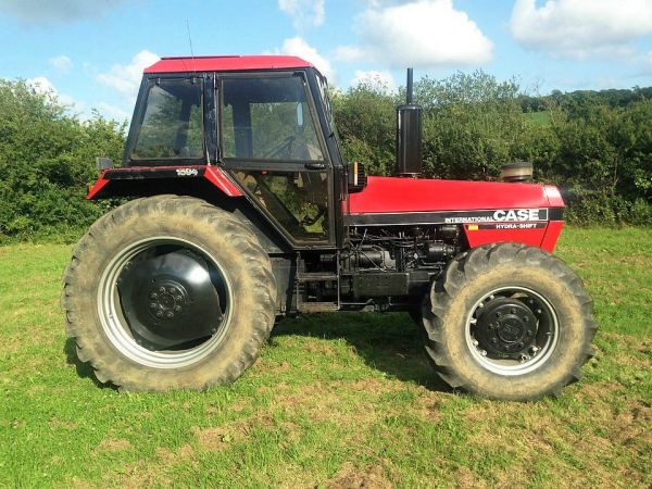 Case-IH 1594 HS
Ensimmäiset vaikutukset traktoreihin Casen ostettua natikan v. 1984 nähtiin vasta vuoden 1985 lopussa, kun molempien merkkien väritys muuttui puna-mustaksi ja tuotemerkki Case Internationaliksi. 
Avainsanat: Case International Case-IH Hydra-Sift